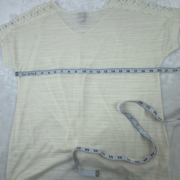 Allie & Rob Women's Size M Twisted Front Short Sleeve Top Ivory With Lace Sleeve - Picture 11 of 12